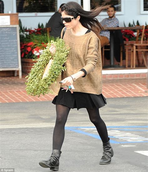 selma blair smoking|Skinny Selma Blair sneaks a cigarette as she shops by herself in。